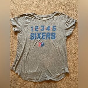 Women’s Tailgate Philadephia 76ers gray tee. Size large.